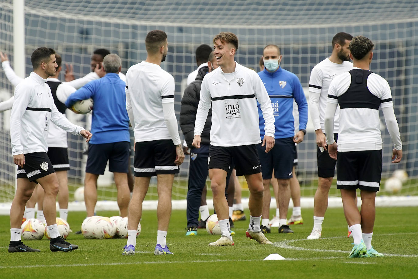 El equipo se entrena en ambiente muy positivo tras la imagen contra el Sporting mientras que los jugadores tocados como Juande, Chavarría o Antoñín, apuran para estar disponibles en la reanudación de la competición.