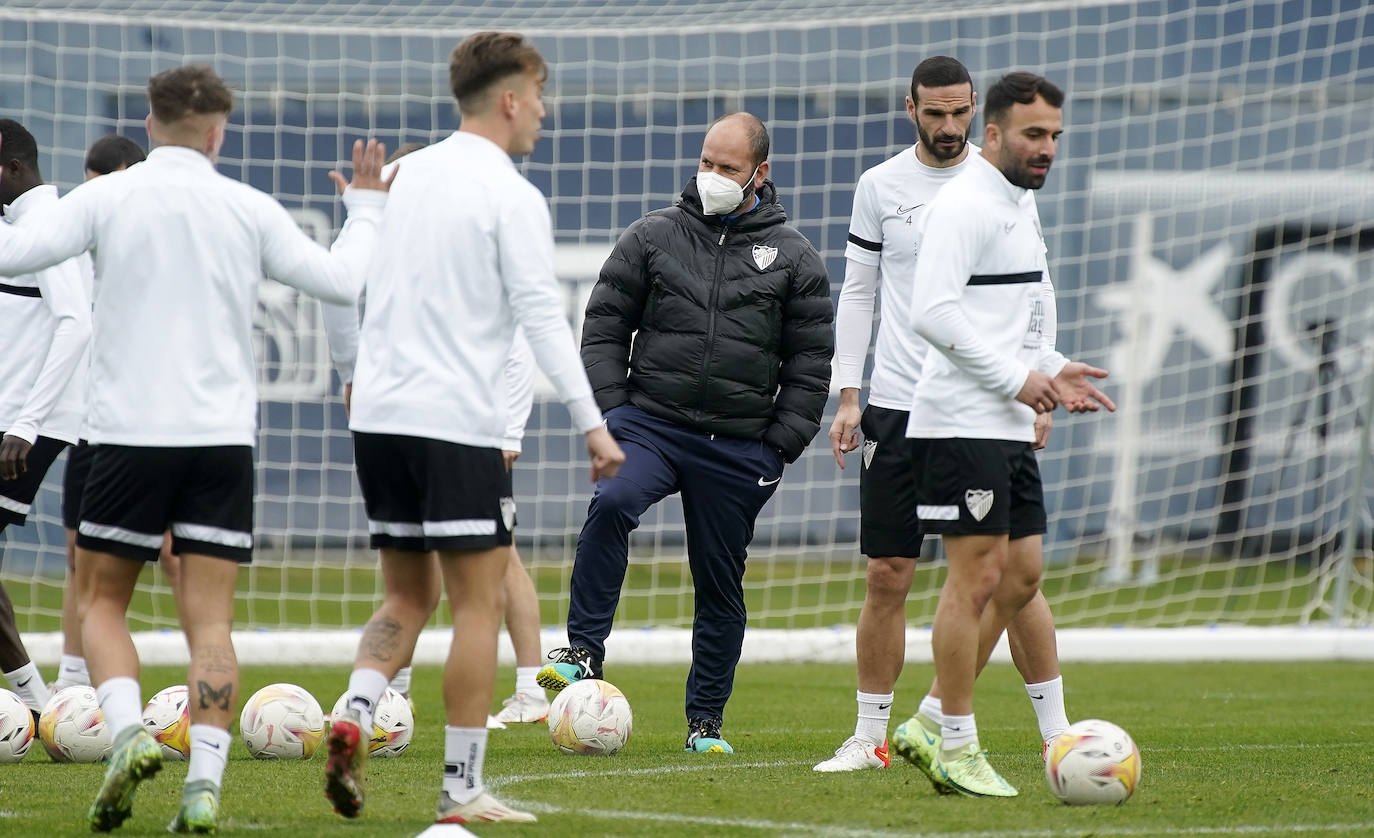 El equipo se entrena en ambiente muy positivo tras la imagen contra el Sporting mientras que los jugadores tocados como Juande, Chavarría o Antoñín, apuran para estar disponibles en la reanudación de la competición.