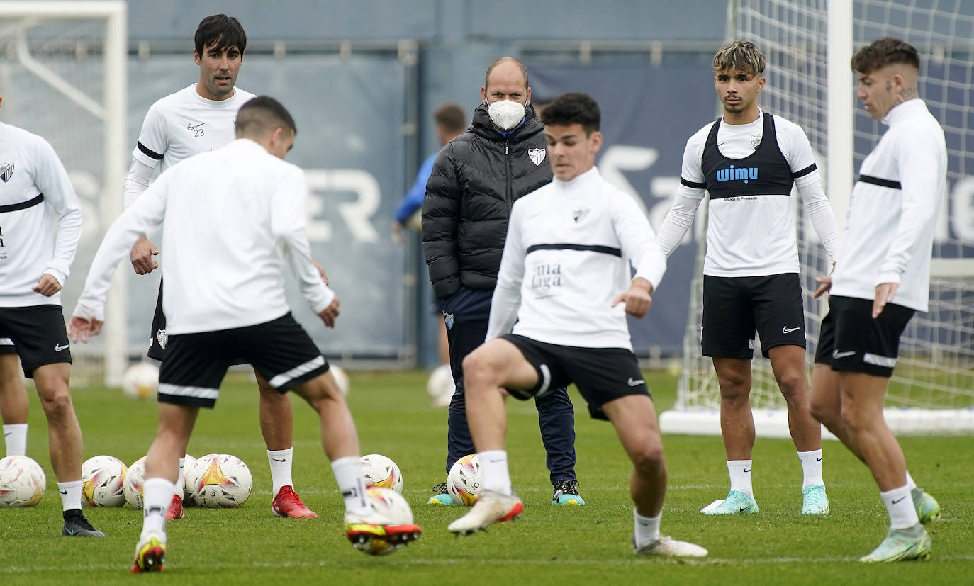 El equipo se entrena en ambiente muy positivo tras la imagen contra el Sporting mientras que los jugadores tocados como Juande, Chavarría o Antoñín, apuran para estar disponibles en la reanudación de la competición.