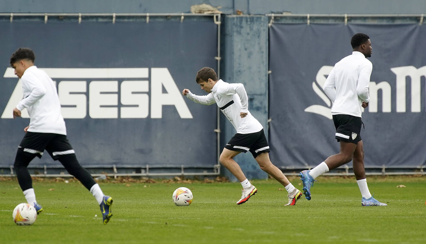 El equipo se entrena en ambiente muy positivo tras la imagen contra el Sporting mientras que los jugadores tocados como Juande, Chavarría o Antoñín, apuran para estar disponibles en la reanudación de la competición.