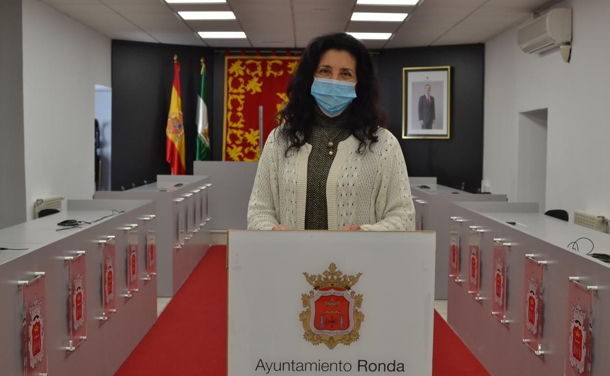 Josefa Valle, en una comparecencia de prensa en el salón de plenos del Ayuntamiento rondeño.