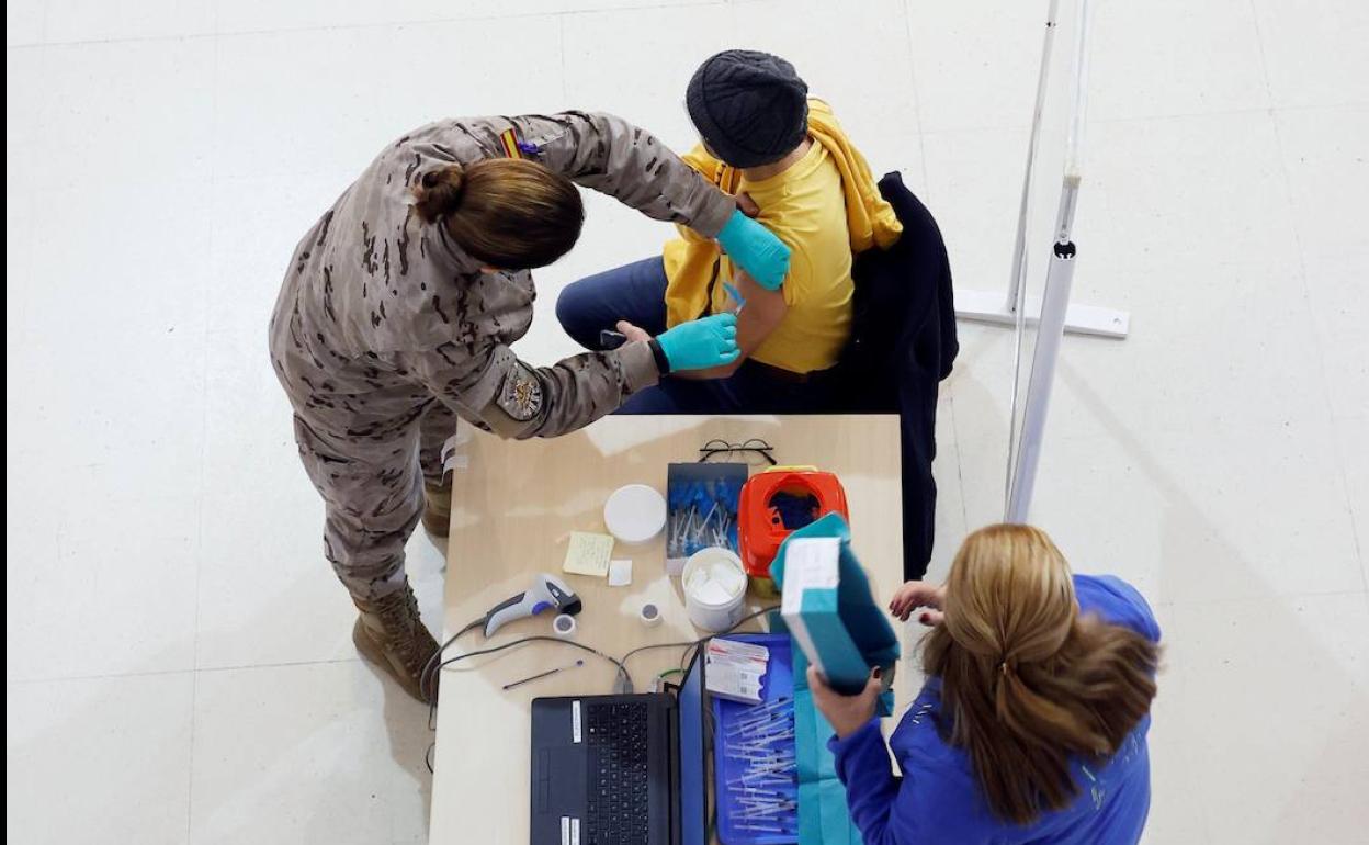 Personal de la Armada colabora en la vacunación en Ferrol.