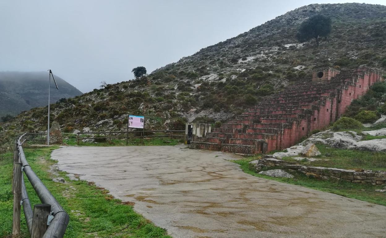 Carril de acceso a la Cueva de Ardales.