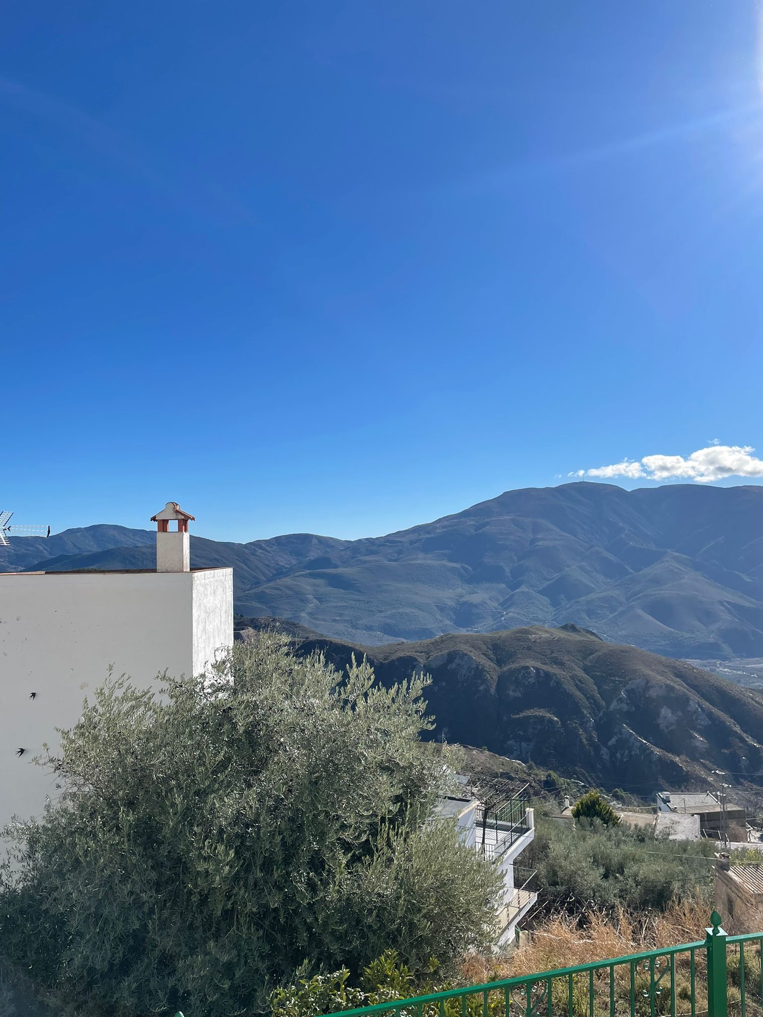 En la Alpujarra alta granadina, en pleno Parque Natural y Nacional en la cara sur de Sierra Nevada, se esconde este pequeño pueblo blanco con una larga tradición ligada a la brujería 