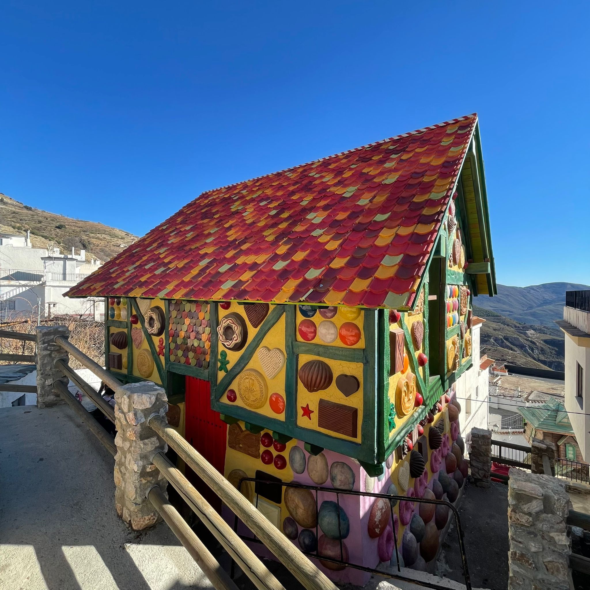 En la Alpujarra alta granadina, en pleno Parque Natural y Nacional en la cara sur de Sierra Nevada, se esconde este pequeño pueblo blanco con una larga tradición ligada a la brujería 