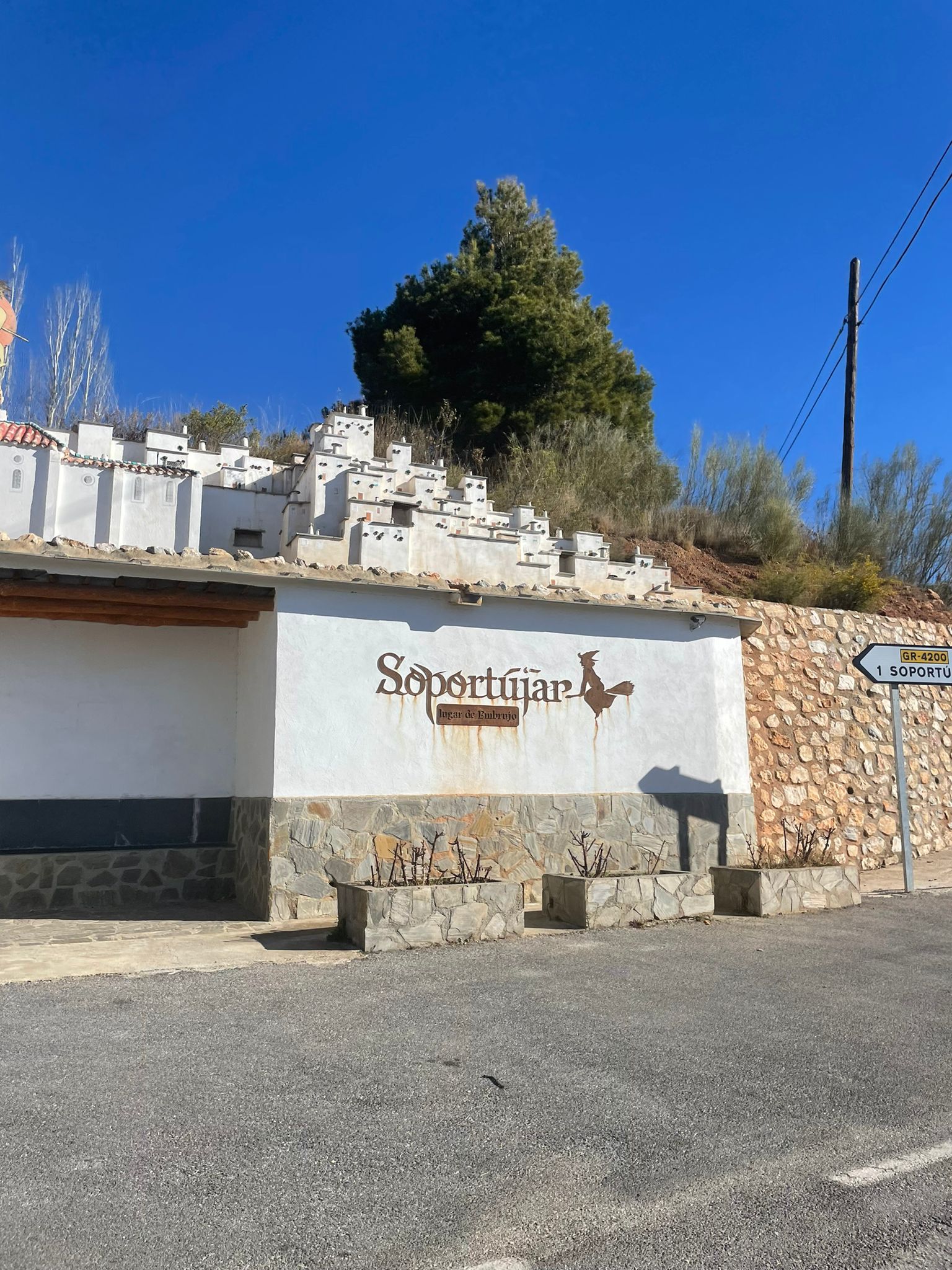 En la Alpujarra alta granadina, en pleno Parque Natural y Nacional en la cara sur de Sierra Nevada, se esconde este pequeño pueblo blanco con una larga tradición ligada a la brujería 