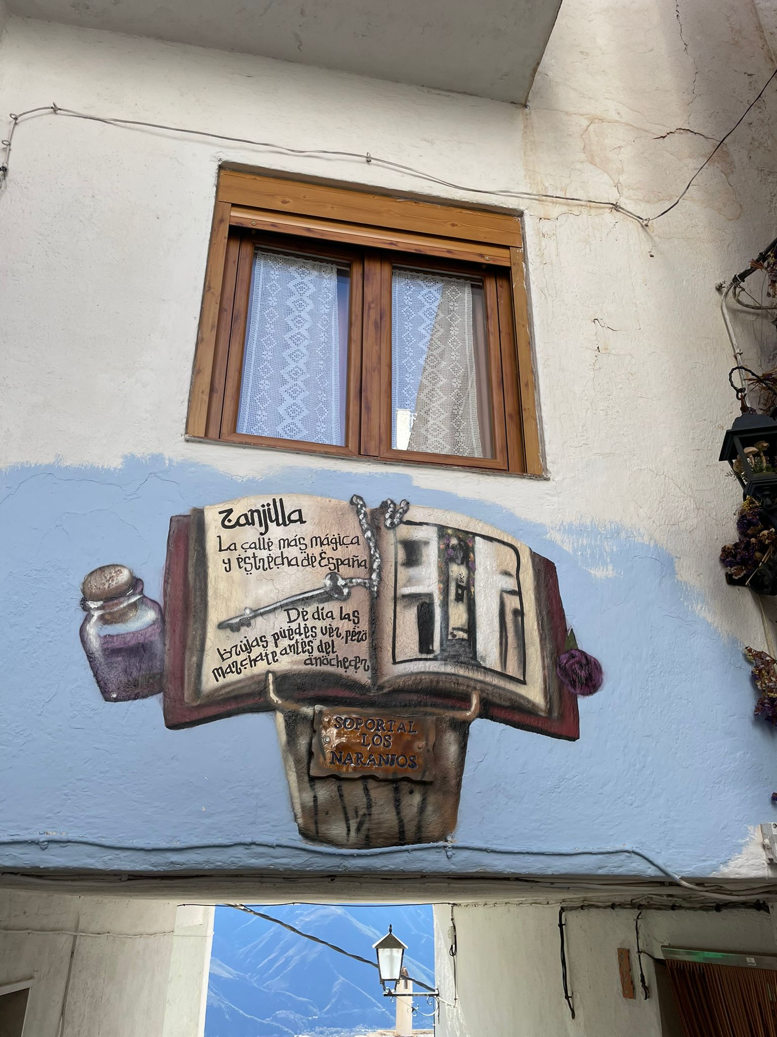 En la Alpujarra alta granadina, en pleno Parque Natural y Nacional en la cara sur de Sierra Nevada, se esconde este pequeño pueblo blanco con una larga tradición ligada a la brujería 