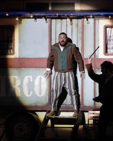 Imagen secundaria 2 - El anfitrión de Molière nos hace doblemente felices