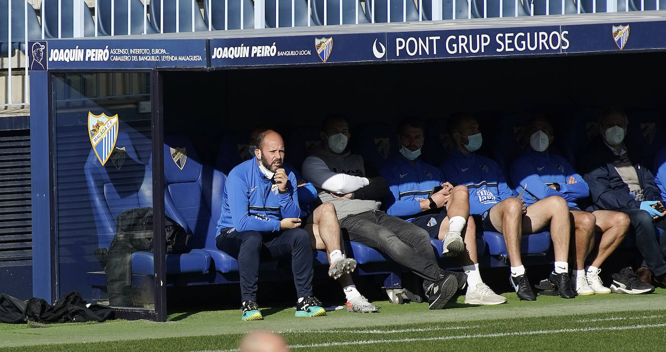 Aprovechando el parón de la competición, el conjunto blanquiazul organizó un encuentro de entrenamiento en La Rosaleda donde sólo pudieron asistir medios gráficos en los primeros minutos del choque. Tiempo insuficiente para sacar conclusiones, aunque válido para comprobar que el técnico malaguista, José Alberto, aprovechó para dar minutos a los que menos protagonismo han tenido hasta el momento (Ismael Casas, Ismael Gutiérrez, Cufré, Antoñín o Lombán) y a los jugadores que necesitan de nuevo rodaje por haber estado lesionados recientemente (caso de Jozabed o Sekou) o haberse incorporado hace poco como los nuevos fichajes Febas y Vadillo.