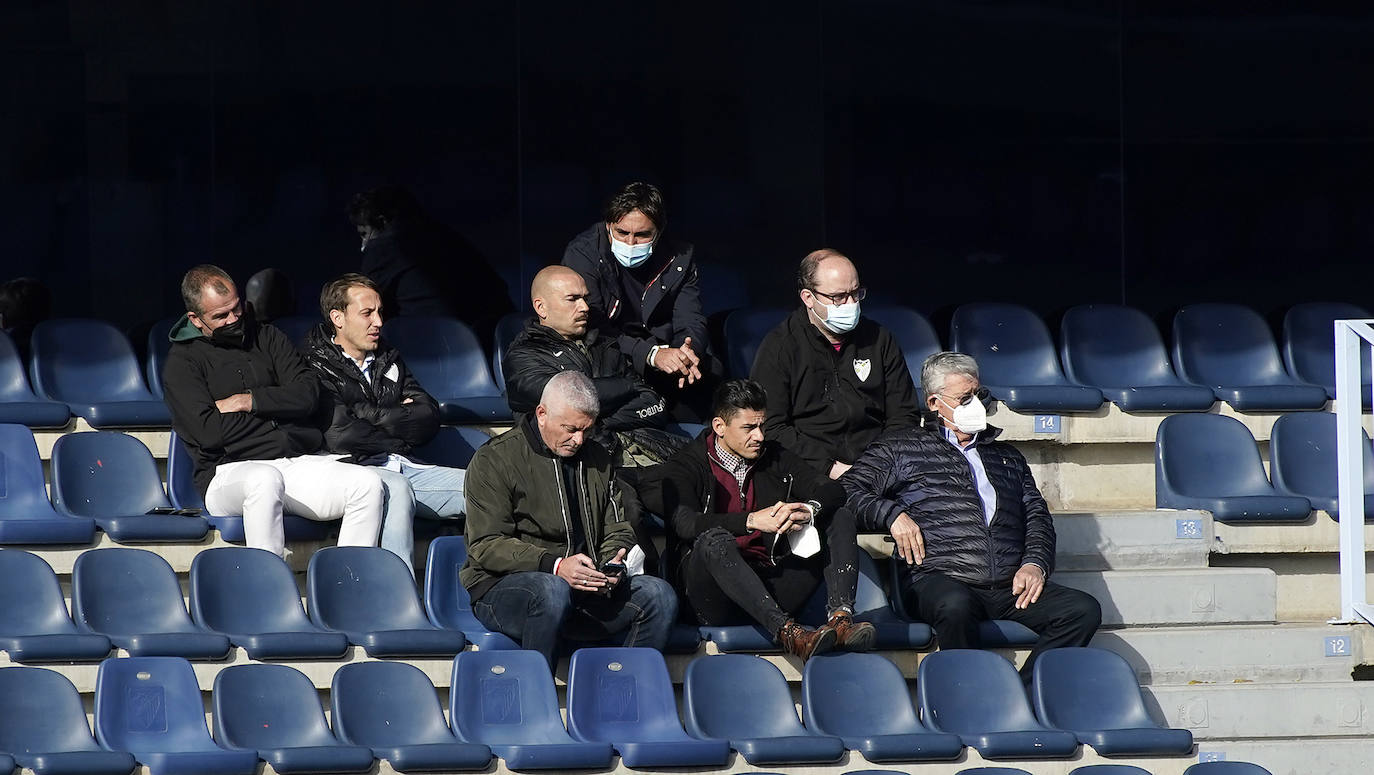 Aprovechando el parón de la competición, el conjunto blanquiazul organizó un encuentro de entrenamiento en La Rosaleda donde sólo pudieron asistir medios gráficos en los primeros minutos del choque. Tiempo insuficiente para sacar conclusiones, aunque válido para comprobar que el técnico malaguista, José Alberto, aprovechó para dar minutos a los que menos protagonismo han tenido hasta el momento (Ismael Casas, Ismael Gutiérrez, Cufré, Antoñín o Lombán) y a los jugadores que necesitan de nuevo rodaje por haber estado lesionados recientemente (caso de Jozabed o Sekou) o haberse incorporado hace poco como los nuevos fichajes Febas y Vadillo.