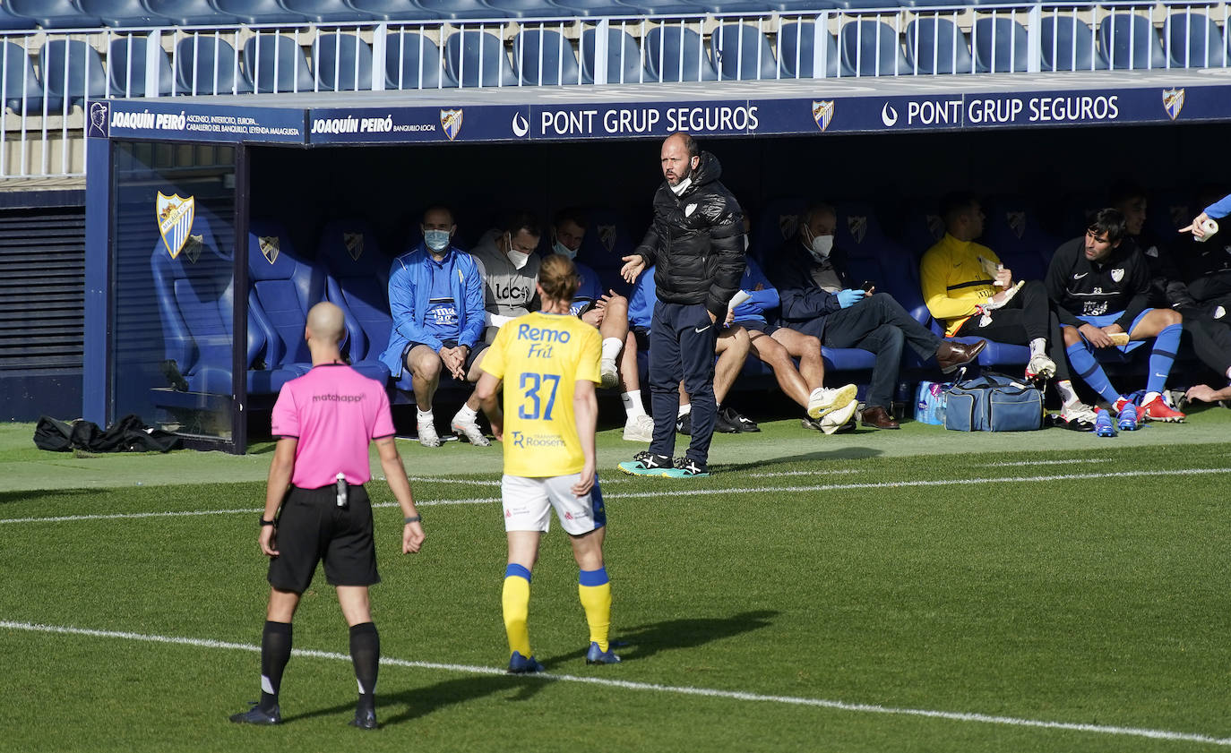 Aprovechando el parón de la competición, el conjunto blanquiazul organizó un encuentro de entrenamiento en La Rosaleda donde sólo pudieron asistir medios gráficos en los primeros minutos del choque. Tiempo insuficiente para sacar conclusiones, aunque válido para comprobar que el técnico malaguista, José Alberto, aprovechó para dar minutos a los que menos protagonismo han tenido hasta el momento (Ismael Casas, Ismael Gutiérrez, Cufré, Antoñín o Lombán) y a los jugadores que necesitan de nuevo rodaje por haber estado lesionados recientemente (caso de Jozabed o Sekou) o haberse incorporado hace poco como los nuevos fichajes Febas y Vadillo.