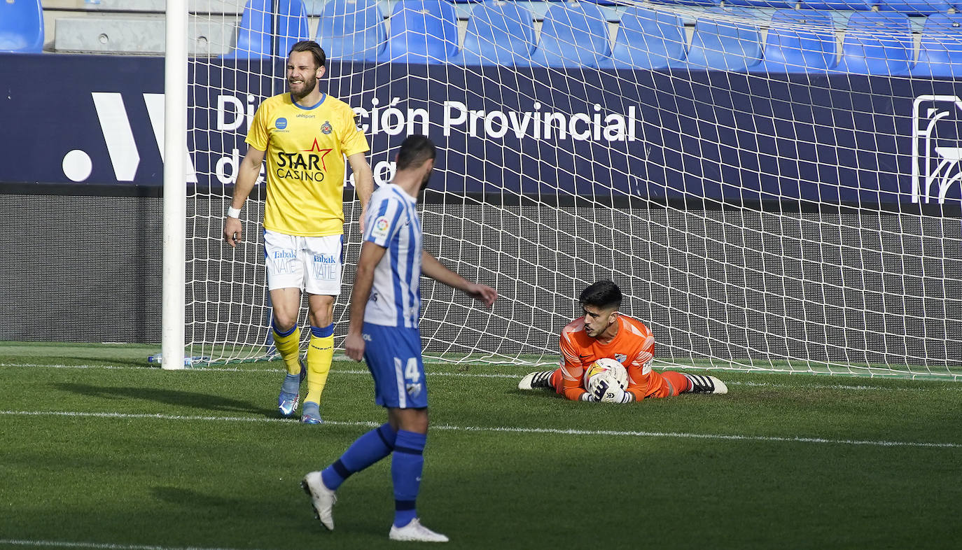 Aprovechando el parón de la competición, el conjunto blanquiazul organizó un encuentro de entrenamiento en La Rosaleda donde sólo pudieron asistir medios gráficos en los primeros minutos del choque. Tiempo insuficiente para sacar conclusiones, aunque válido para comprobar que el técnico malaguista, José Alberto, aprovechó para dar minutos a los que menos protagonismo han tenido hasta el momento (Ismael Casas, Ismael Gutiérrez, Cufré, Antoñín o Lombán) y a los jugadores que necesitan de nuevo rodaje por haber estado lesionados recientemente (caso de Jozabed o Sekou) o haberse incorporado hace poco como los nuevos fichajes Febas y Vadillo.