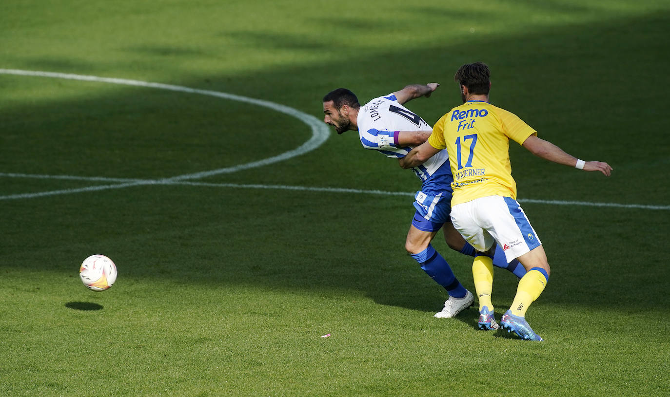 Aprovechando el parón de la competición, el conjunto blanquiazul organizó un encuentro de entrenamiento en La Rosaleda donde sólo pudieron asistir medios gráficos en los primeros minutos del choque. Tiempo insuficiente para sacar conclusiones, aunque válido para comprobar que el técnico malaguista, José Alberto, aprovechó para dar minutos a los que menos protagonismo han tenido hasta el momento (Ismael Casas, Ismael Gutiérrez, Cufré, Antoñín o Lombán) y a los jugadores que necesitan de nuevo rodaje por haber estado lesionados recientemente (caso de Jozabed o Sekou) o haberse incorporado hace poco como los nuevos fichajes Febas y Vadillo.