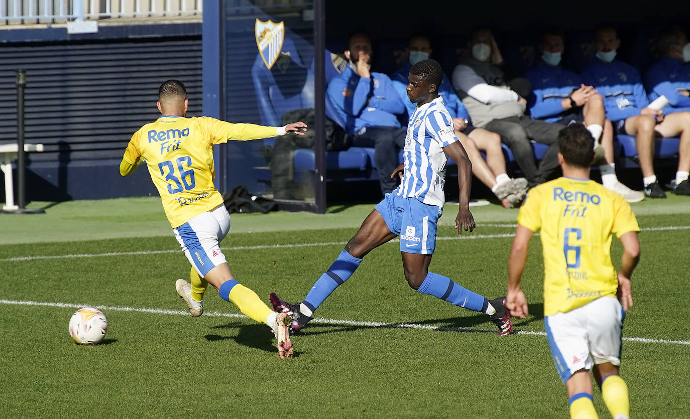 Aprovechando el parón de la competición, el conjunto blanquiazul organizó un encuentro de entrenamiento en La Rosaleda donde sólo pudieron asistir medios gráficos en los primeros minutos del choque. Tiempo insuficiente para sacar conclusiones, aunque válido para comprobar que el técnico malaguista, José Alberto, aprovechó para dar minutos a los que menos protagonismo han tenido hasta el momento (Ismael Casas, Ismael Gutiérrez, Cufré, Antoñín o Lombán) y a los jugadores que necesitan de nuevo rodaje por haber estado lesionados recientemente (caso de Jozabed o Sekou) o haberse incorporado hace poco como los nuevos fichajes Febas y Vadillo.