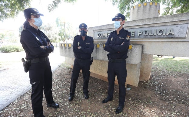 El inspector jefe José Manuel Rando (centro), junto a los mandos del Grume y Homicidios. 