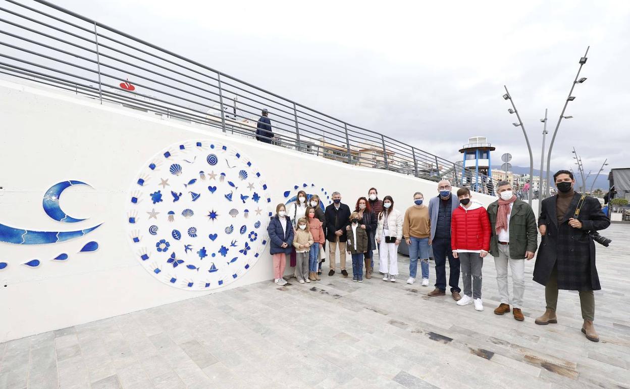 Algunos de los artífices del mural junto a los responsables municipales, ante la obra recién inaugurada en el Bulevar de San Pedro Alcántara. 