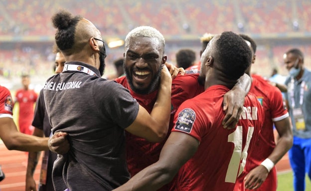 Esteban se abraza con sus compañeros al final del partido. 