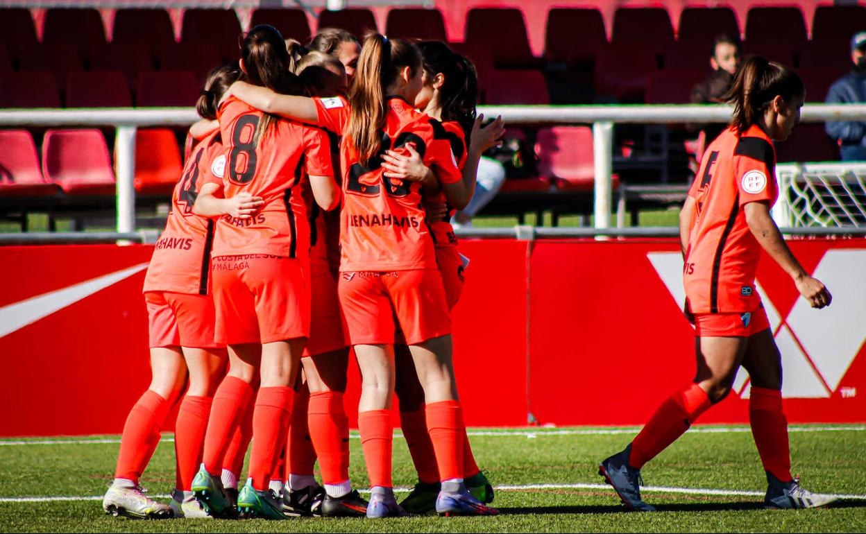 Las malaguistas celebran uno de sus tres goles en Sevilla este domingo. 