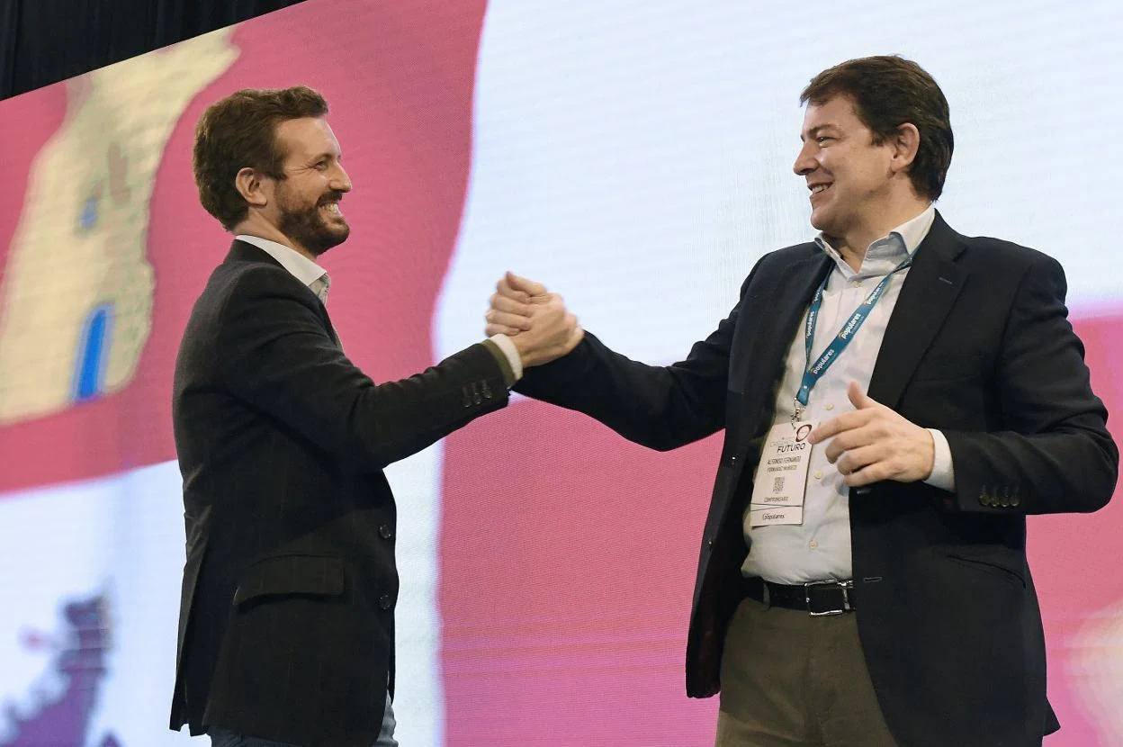 Pablo Casado y Alfonso Fernández Mañueco, ayer, en la clausura del XIV Congreso del PP de Castilla y León. J. Casares / eFE