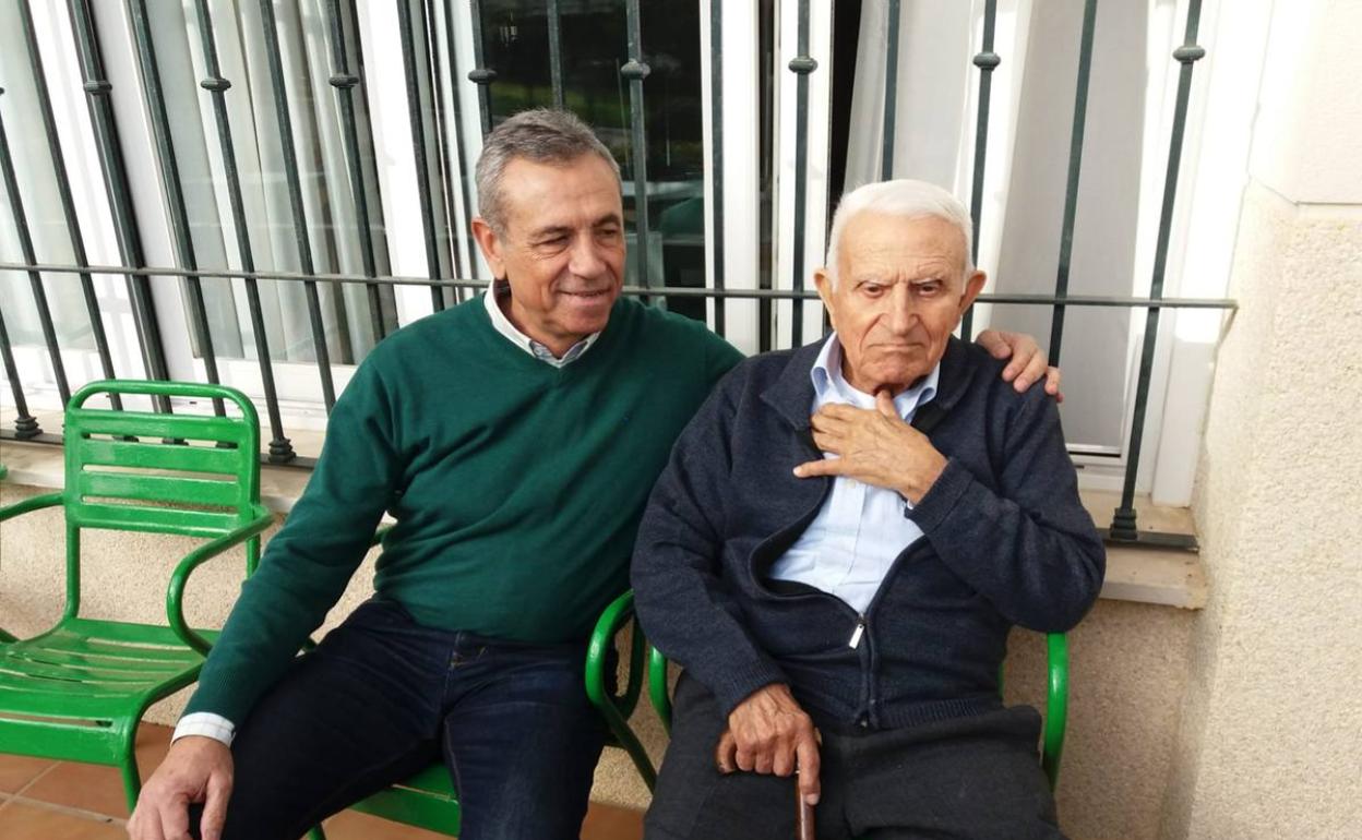 Una foto de dos históricos del balonmano malagueño, Juanjo Fernández y Virgilio Sancho, en la residencia marista de Benalmádena. 