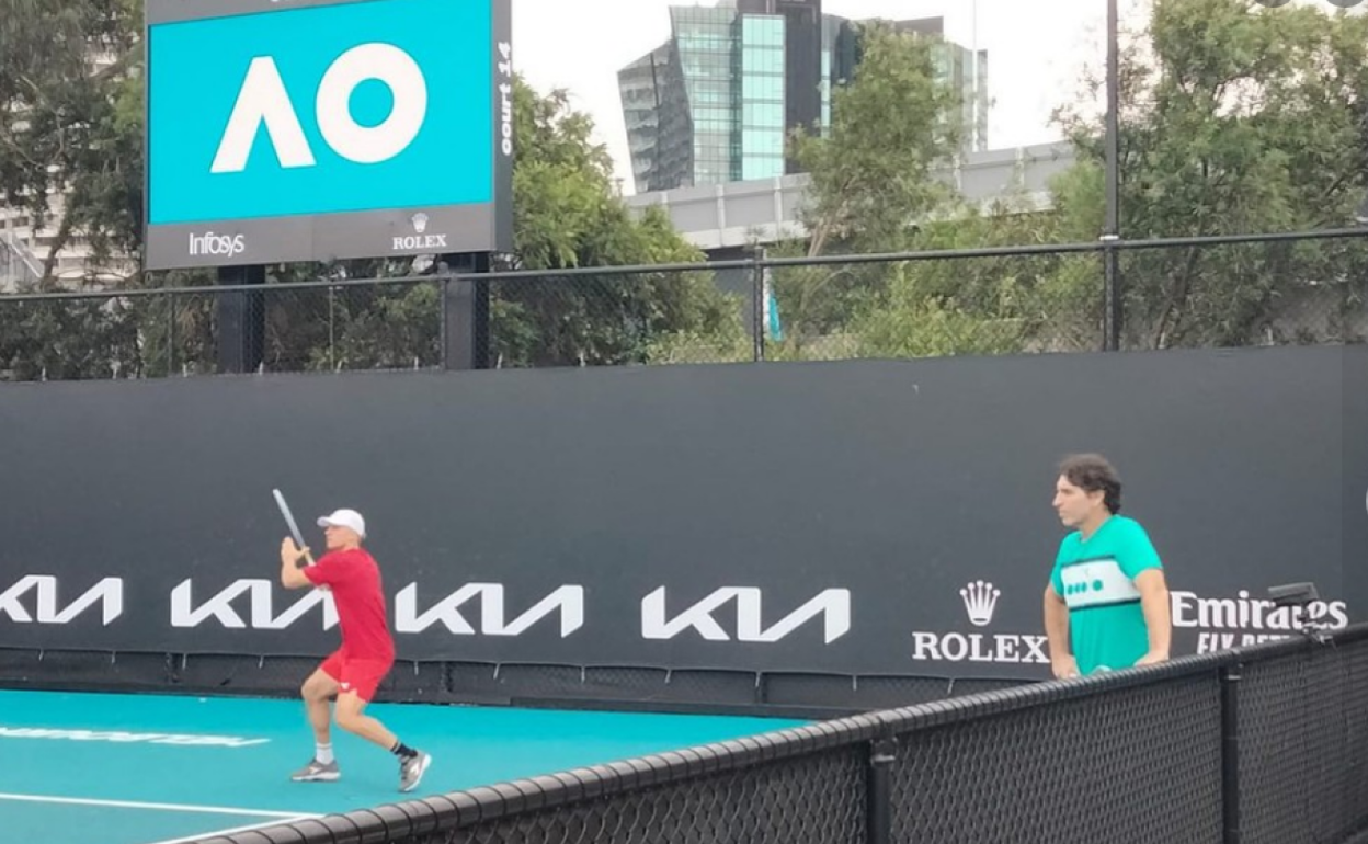 Davidovich se ejercita en la pista 14 de Melbourne Park, ante la atenta mirada de Jorge Aguirre. 