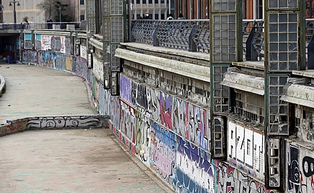 Cristales rotos en los pináculos que enmarcan las pérgolas del río. 