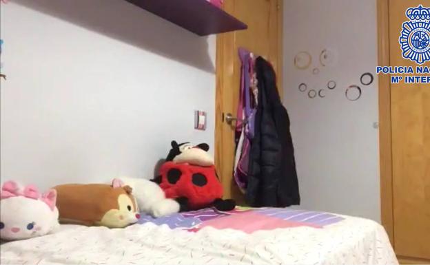 La policía identifica a una menor tras difundir un mensaje de ayuda en redes: «Podría estar en peligro; si reconoces esta habitación, escríbenos»
