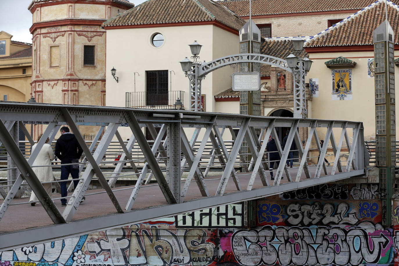 El Ayuntamiento baraja suprimir las fuentes que están en desuso y crear «un mecanismo de embellecimiento» para evitar la mala imagen que generan los grafitis