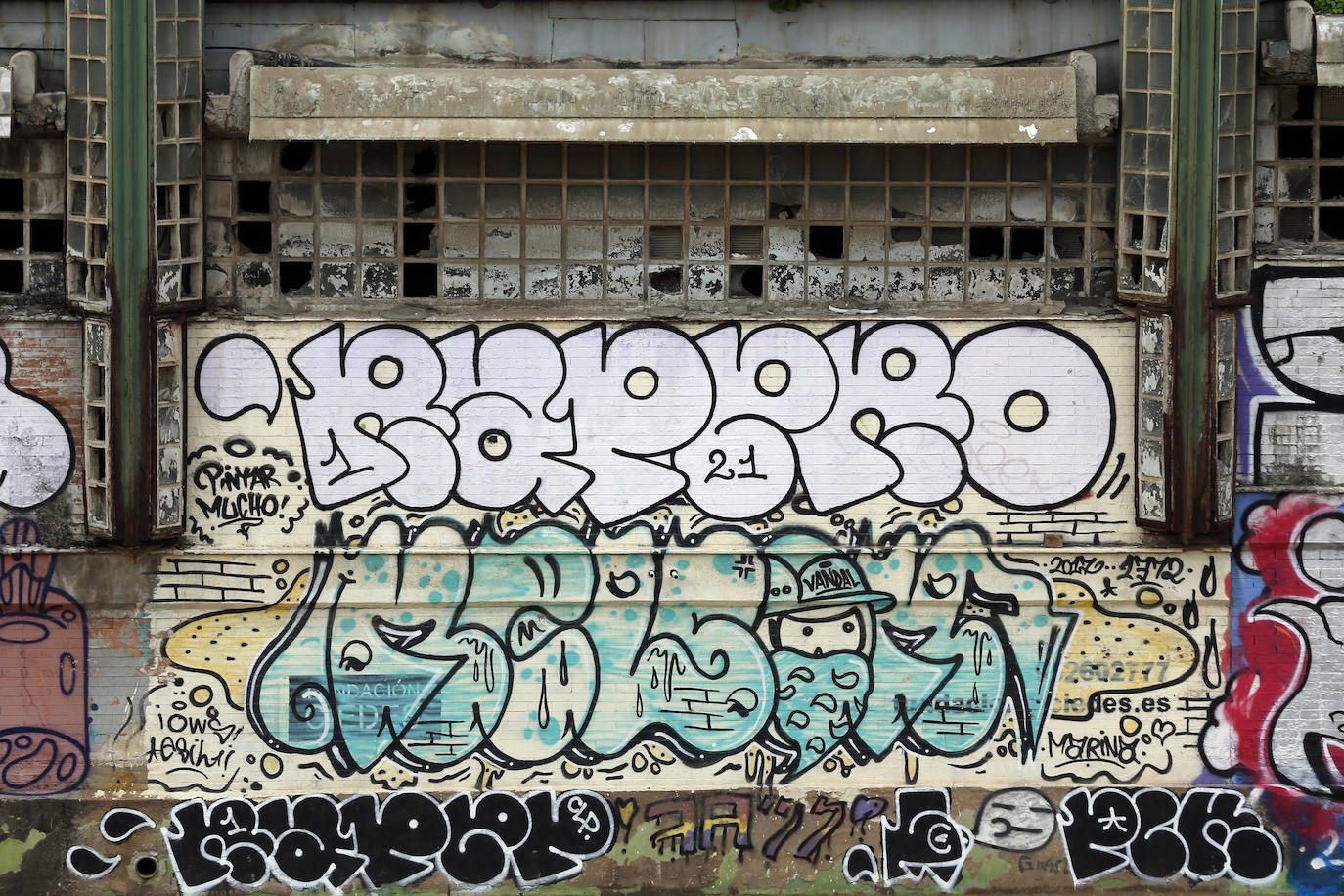 El Ayuntamiento baraja suprimir las fuentes que están en desuso y crear «un mecanismo de embellecimiento» para evitar la mala imagen que generan los grafitis