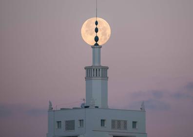 Imagen secundaria 1 - La luna pasa por detrás de La Equitativa