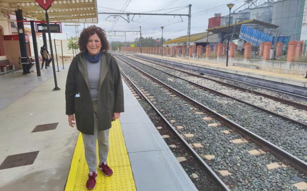 María Jiménez, en la estación de Pizarra, junto a las vías del tren. 