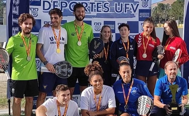 Foto de todos los jugadores que participaron en el Campeonato Universitario de pádel 2021.