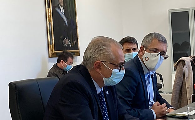 El secretario de Estado, Hugo Morán, entre el presidente de la CHG y el delegado del Gobierno en Andalucía.