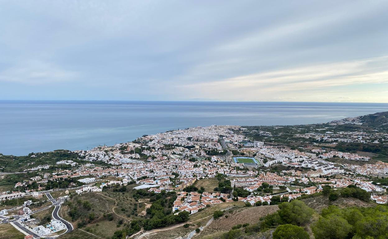 Vista panorámica del casco urbano nerjeño desde la zona de la urbanización Capistrano. 