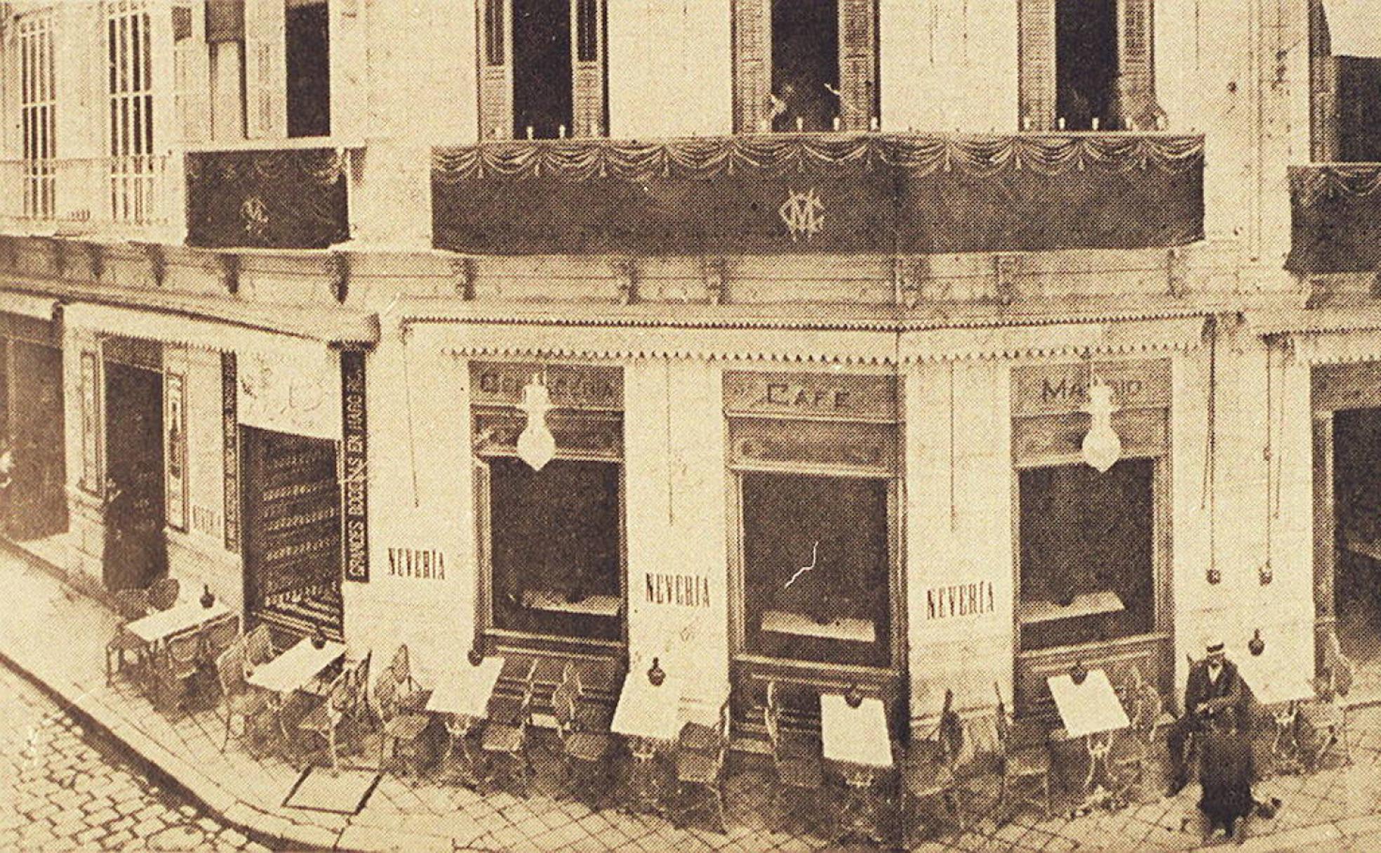 El emblemático Café Madrid, en el cruce de calle Granada con Calderería, en una imagen de principios de siglo XX