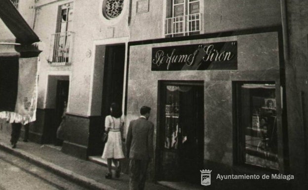 Imagen principal - Arriba, un negocio en calle Granada en los años 40. Abajo, imagen antigua de calle Nueva. Y al lado, una publicidad del mítico Café Madrid.