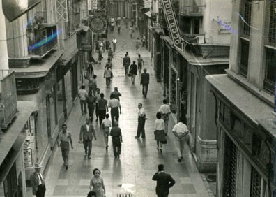 Imagen secundaria 1 - Arriba, un negocio en calle Granada en los años 40. Abajo, imagen antigua de calle Nueva. Y al lado, una publicidad del mítico Café Madrid.