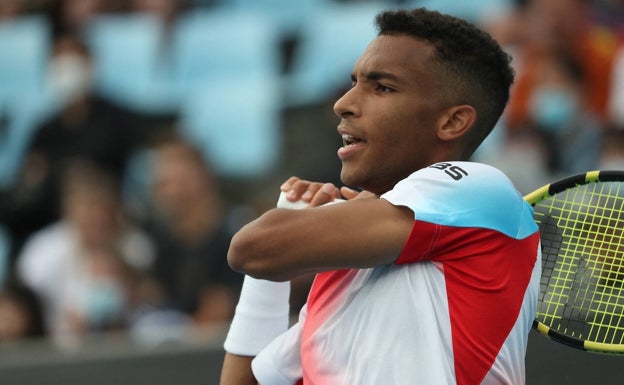 Felix Auger-Aliassime termina un golpe de derecha. 