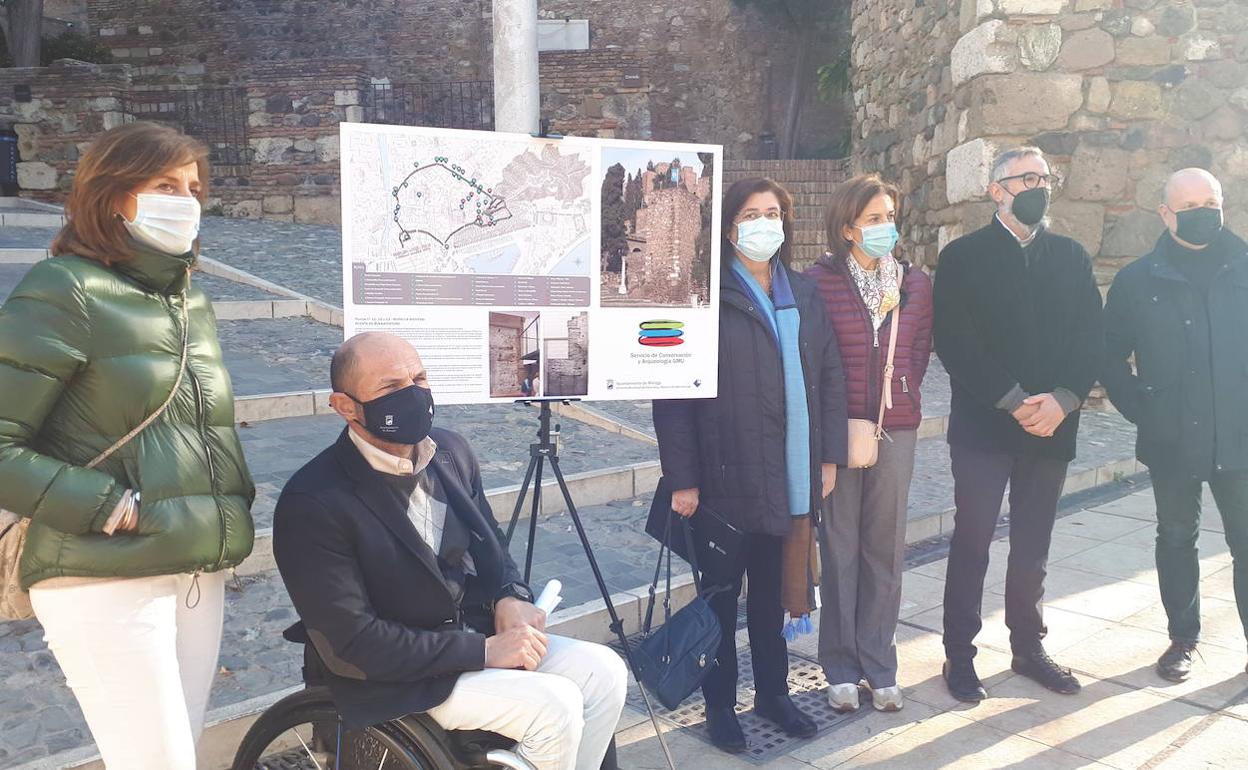 Presentación de la iniciativa ante la entrada a la Alcazaba. 