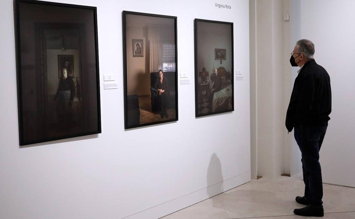 Fotografías sobre el luto de Virginia Rota. 