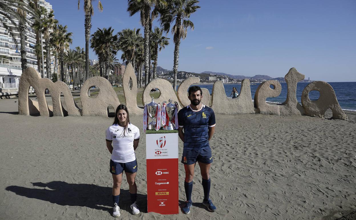 Los capitanes de la selección española femenina y masculina, con el trofeo en La Malagueta. 