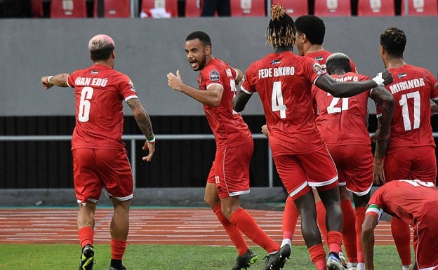 La celebración de los jugadores de Guinea Ecuatorial, con Pablo Ganet en el centro. 