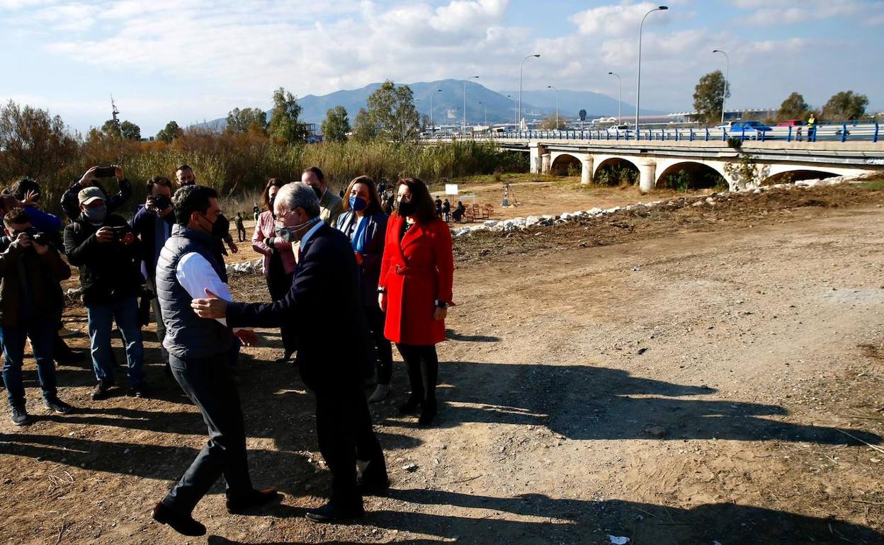 Juanma Moreno saluda a Francisco de la Torre a su llega al acto de inicio de las obras del Guadalhorce. 