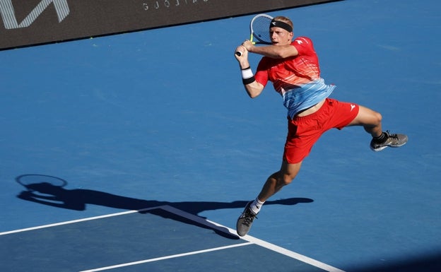 Imagen principal - Un revés en suspensión de Davidovich que, sobre estas líneas, felicita a Auger-Aliassime tras el partido y, a la derecha salta en el golpeo de derecha.  