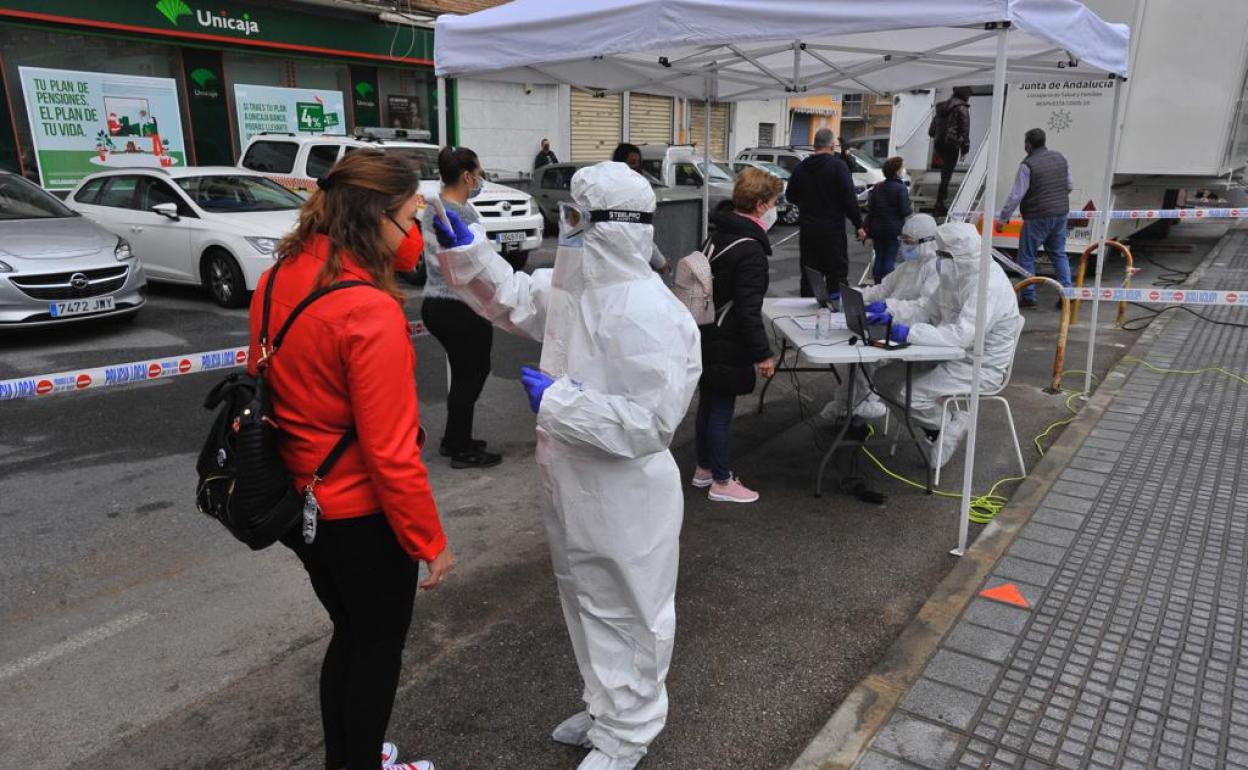 Coronavirus: Andalucía suma 17.548 casos y 31 muertes y sube su tasa Covid hasta 1.407 tras dos días a la baja