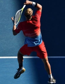 Imagen secundaria 2 - Un revés en suspensión de Davidovich que, sobre estas líneas, felicita a Auger-Aliassime tras el partido y, a la derecha salta en el golpeo de derecha.  