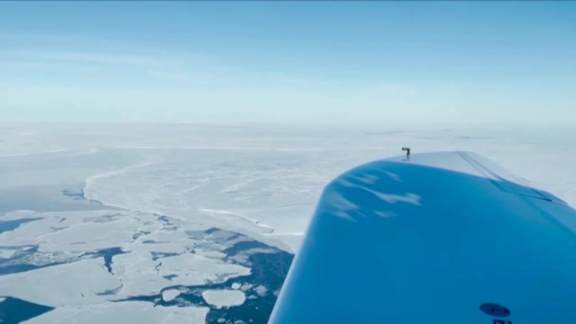 Zara Rutherford se convierte en la piloto más joven en dar la vuelta al  mundo solitario