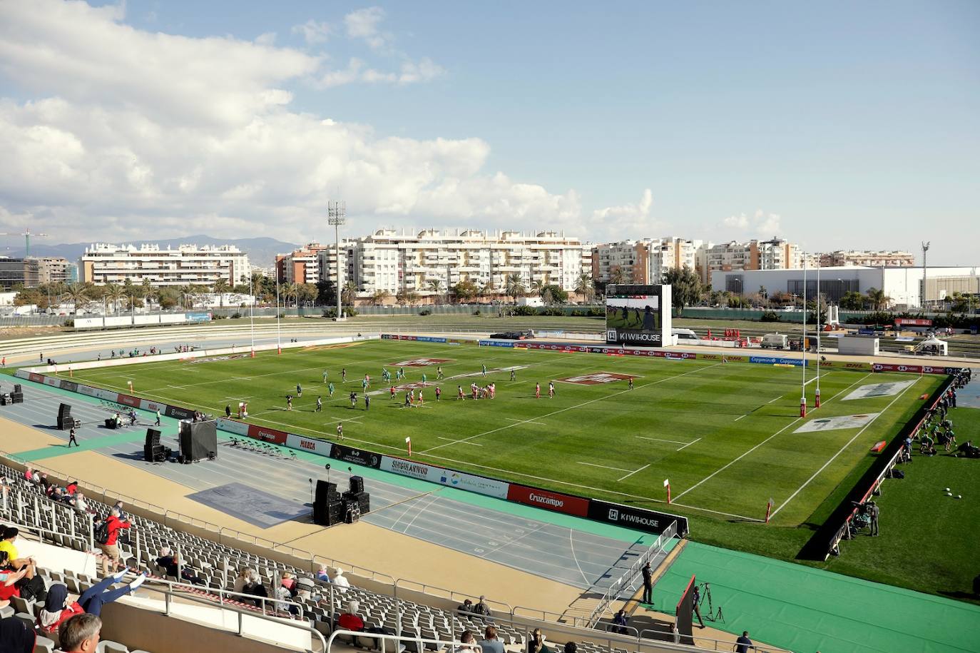 Público de todas partes del mundo en el estadio de la capital 