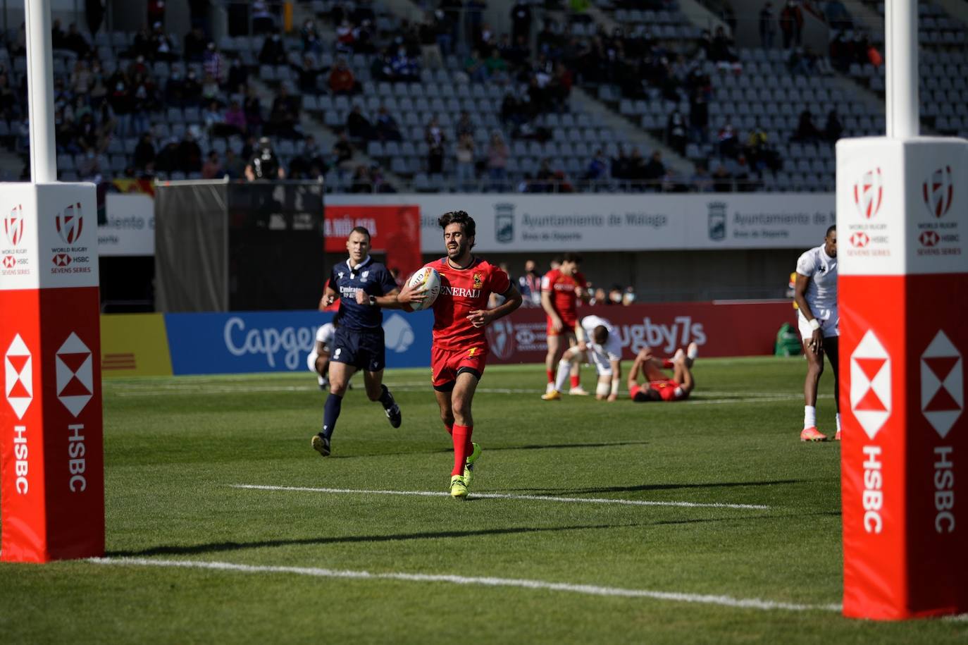 Público de todas partes del mundo en el estadio de la capital 