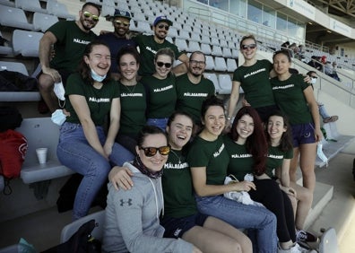 Imagen secundaria 1 - Una aficionada estadounidense (arriba) sigue la salida al campo de dos equipos; sobre estas líneas, el Donau austriaco de rugby femenino, y a la derecha una seguidora brasileña con otra española. 